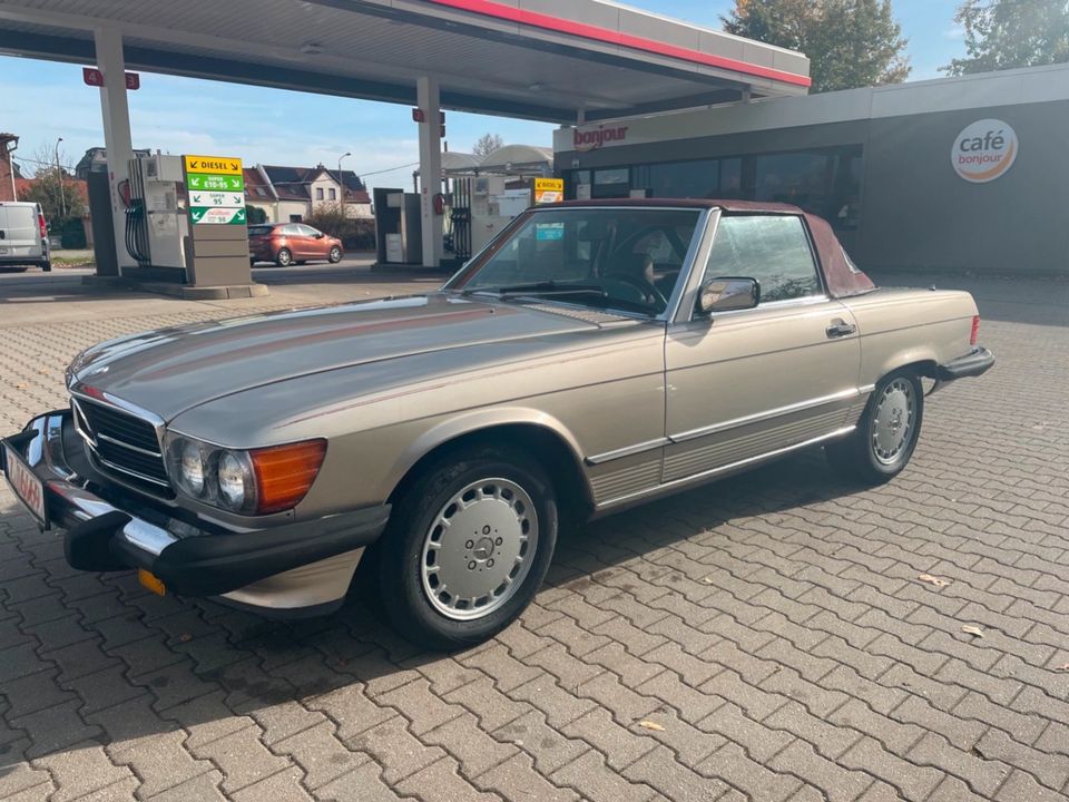 Mercedes Benz 560 SL rauchsilbermet,Leder+ Verdeck burgundy, in Zwickau