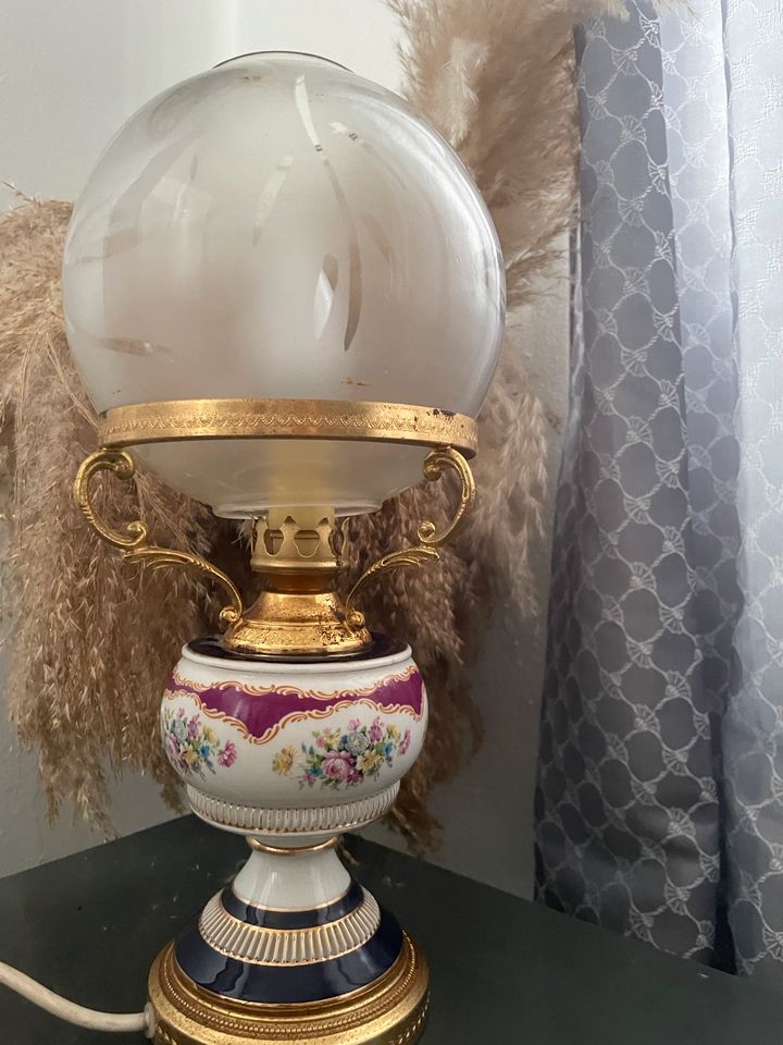 Schöne Porzellan Lampe ist in gebrauchte Zustand in Schwanewede