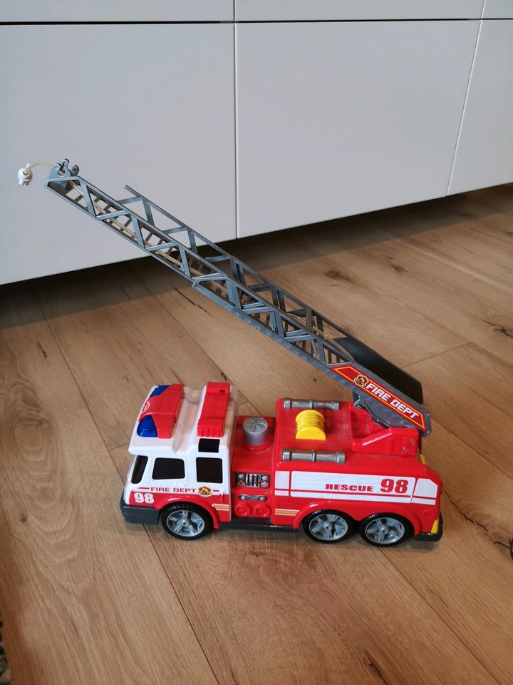 Feuerwehr Löschfahrzeug mit Drehleiter , Kinderspielzeug in Nordkirchen