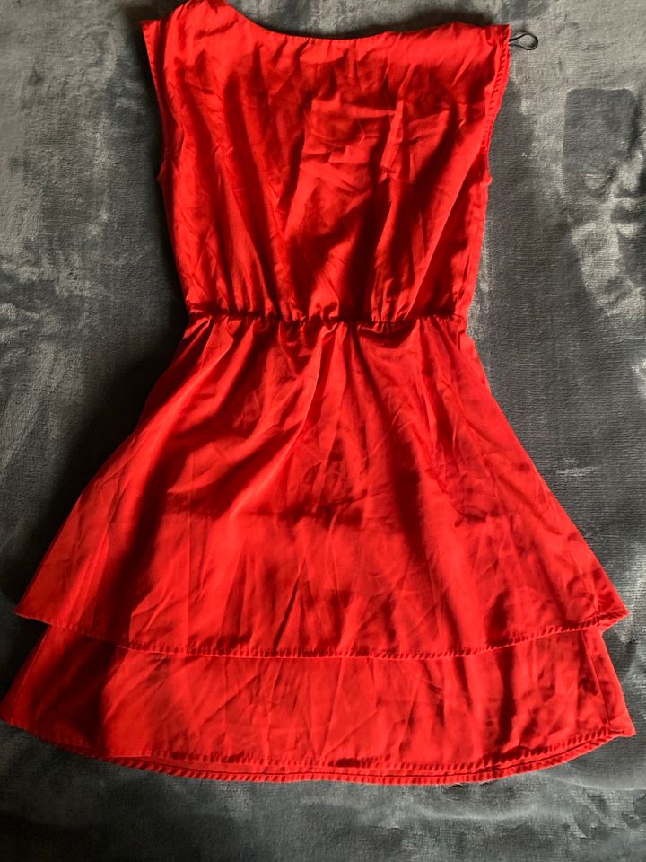 Kleid H&M Rot Gr 34 Neuwertig! in Velbert