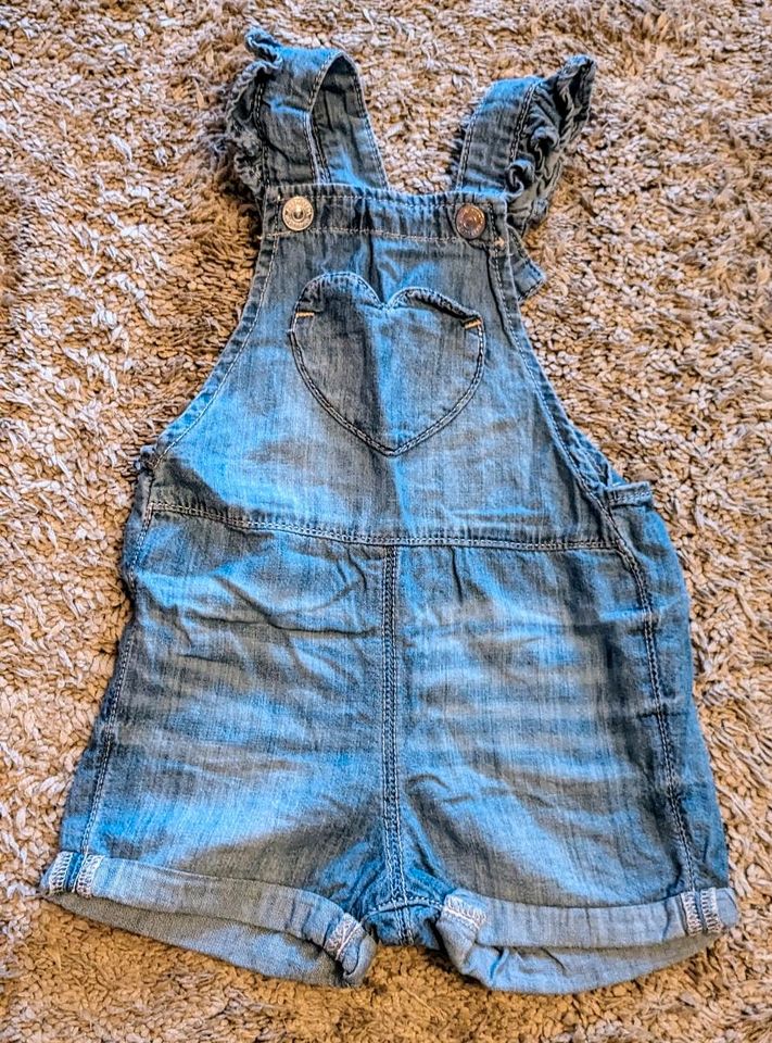 Mädchen-Jeans-Latzhose mit Herztasche H&M Gr. 74 in Kerpen