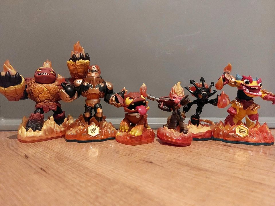 70 Skylander Figuren + Tasche + Schiff in Düsseldorf