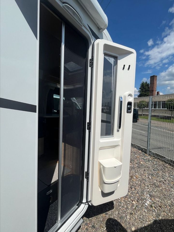 HYMER / ERIBA / HYMERCAR B-Klasse BMC-T 600 White-steht auf dem Hof in Oberlungwitz