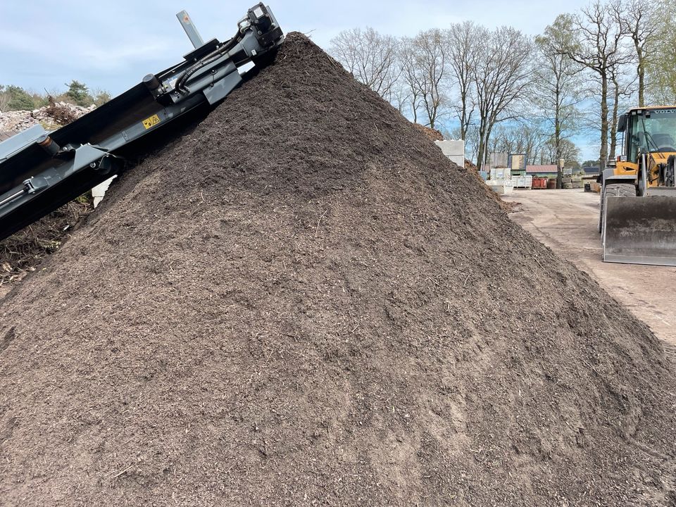 Kompost Komposterde Humus Erde Gartenerde Dünger Pflanzerde in Schloß Holte-Stukenbrock