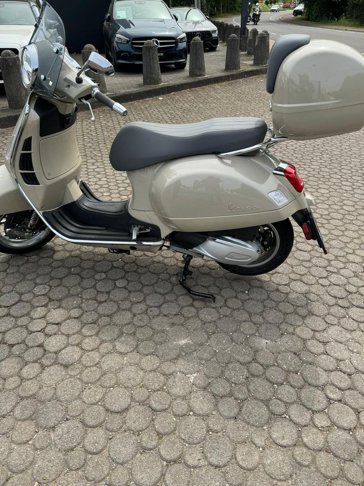 Vespa GTS 300 inkl. Topcase, Scheibe und Schutzmatte in Schwalbach