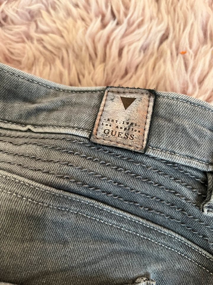 Guess jeans biker Grau cool hose bikerjeans Röhre 28 in Bad Vilbel