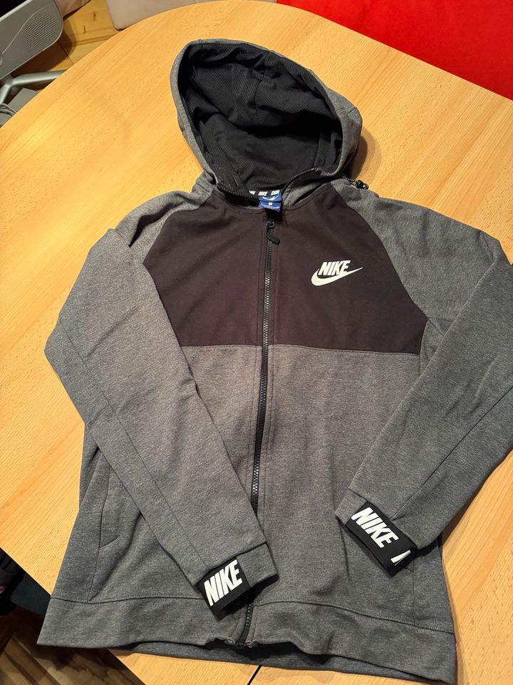 Nike Kaputzen Sweatjacke in S in Trendelburg