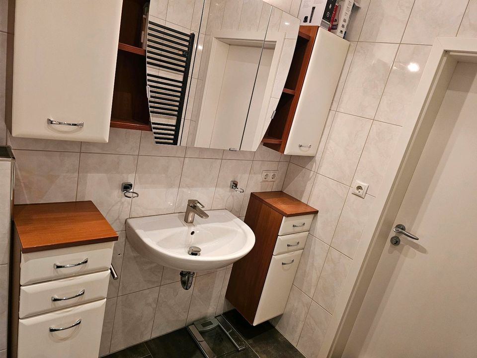 Badezimmermöbel + Waschbecken in Nordhorn