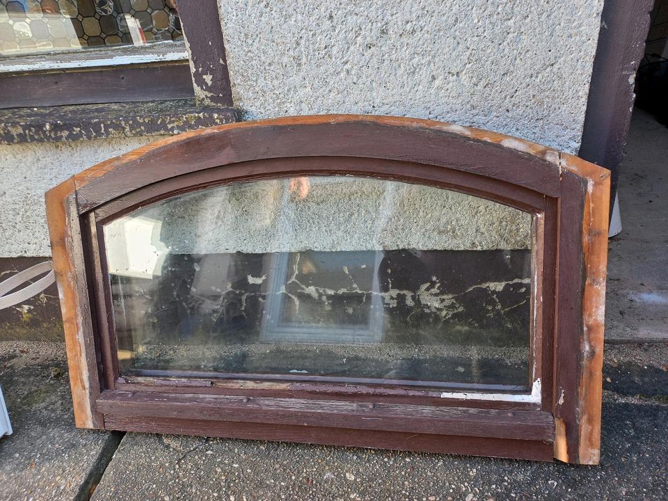 Fenster mit Bogen braun Holz in Bad Klosterlausnitz