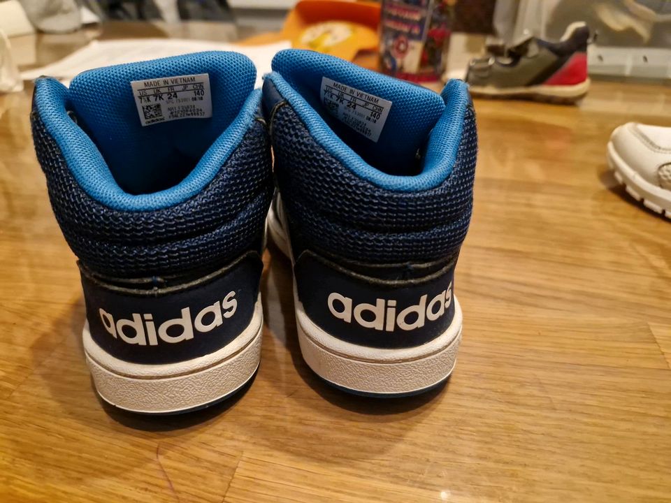 Adidas Schuhe (24) in Schwedt (Oder)