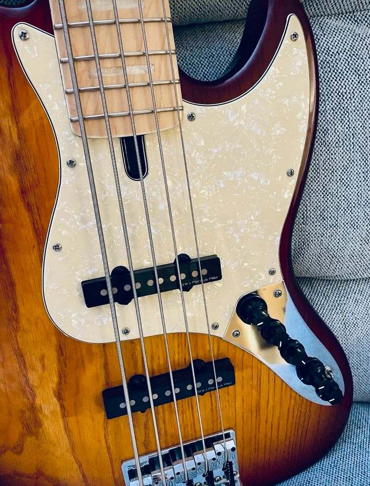 Sire v7 Fünfsaiter E-Bass + Tweed Bass Case in Dorsten