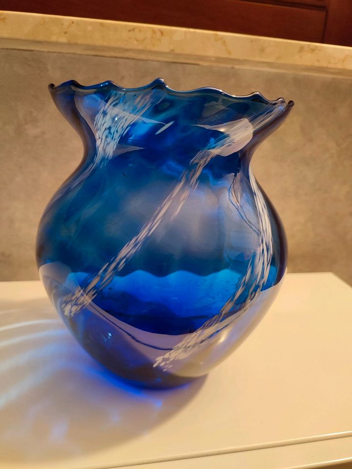 Blaue Vase mit geschwungenem weißen Muster in Mügeln