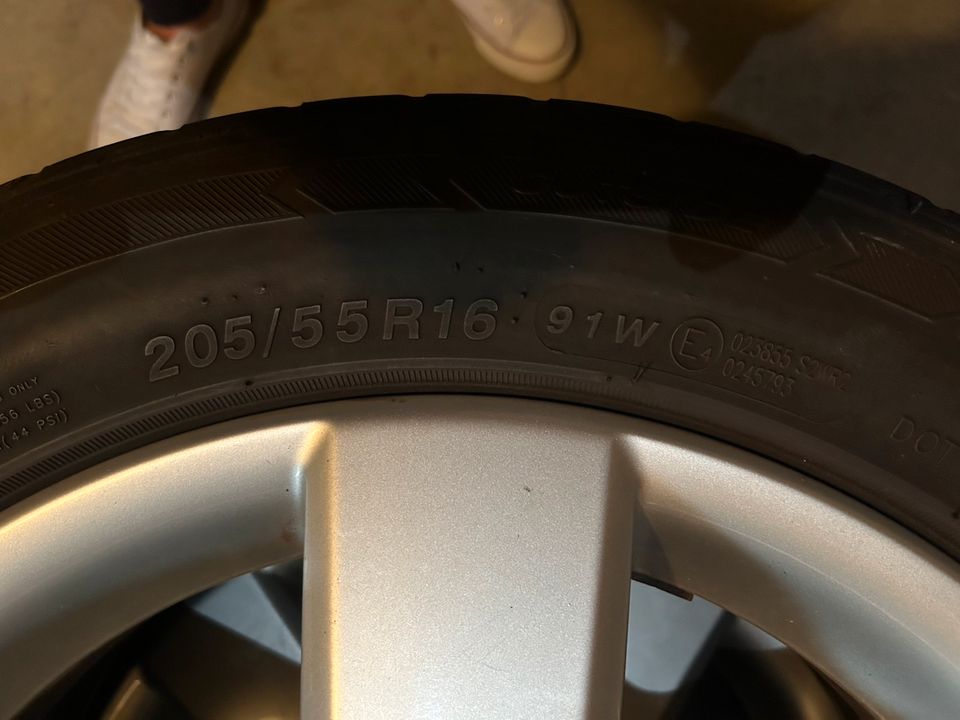 4x Winterreifen auf Alufelge/ original VW/ 205/55R16 in Bad Schwartau