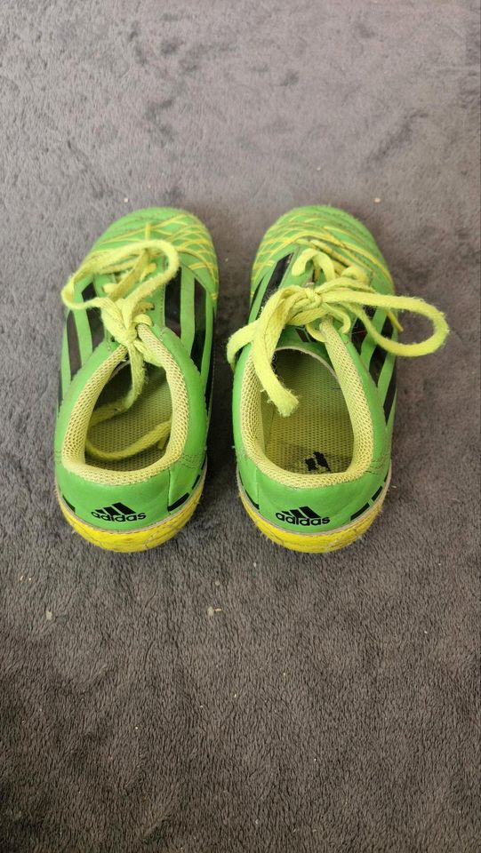 Kinder Adidas Fußballschuh Größe 30 in Althengstett