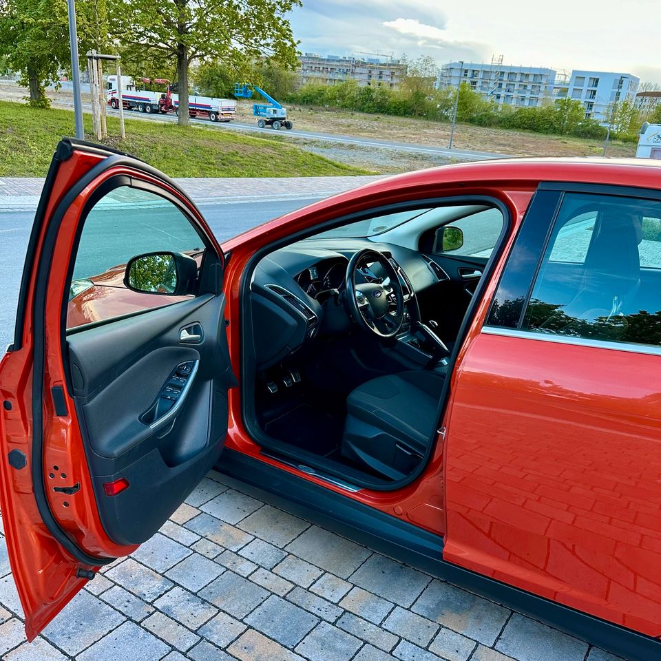 Ford Focus 1,6 Titanium 125PS Vollausstattung Wireless Carplay in Randersacker