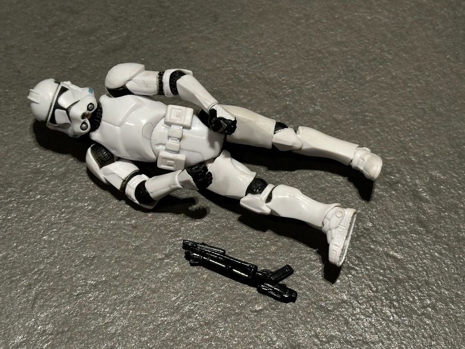 Star Wars Figur CLONE TROOPER mit Helm und Blaster, Hasbro in Alzenau