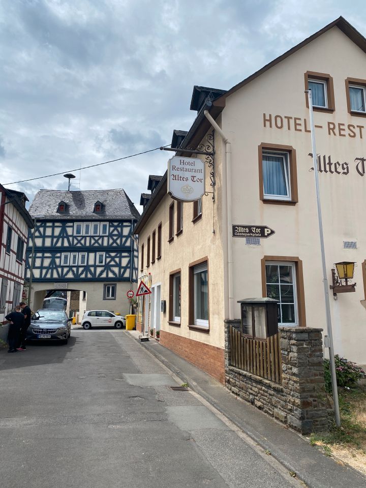 Historischer Hotelbetrieb mit Ausbaupotenzial in reizvoller Hanglage in Filsen am Rhein! in Filsen