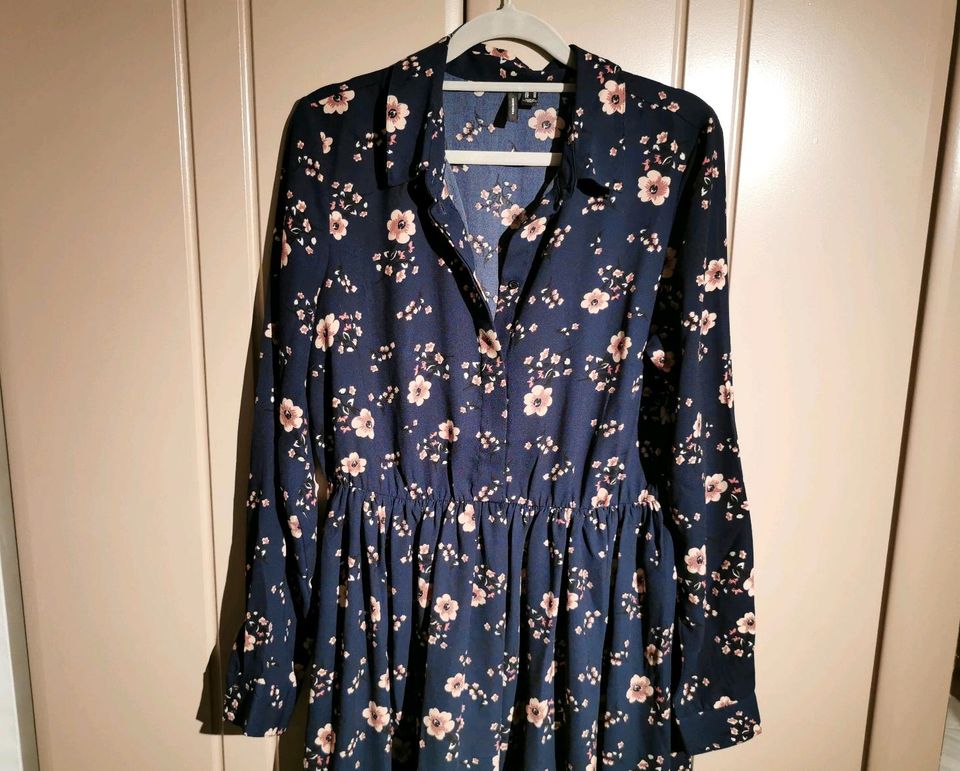 Vero Moda Kleid dunkelblau mit Blumen rosa rosé schwarz in Lamstedt