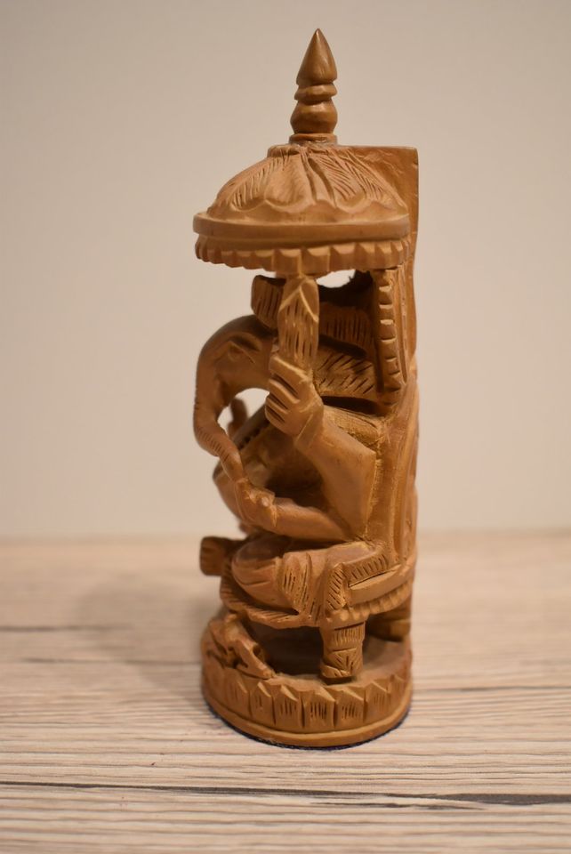 Indische Holzschnitzerei Holzfigur Ganesha auf Thron in Walluf