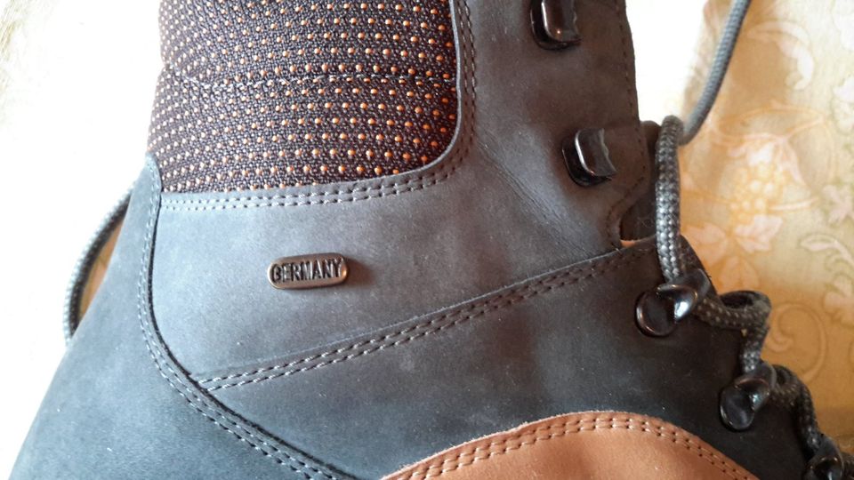 Biete hier einen hangefertigten orthopädischen,neuen Schuh an! in Altensteig