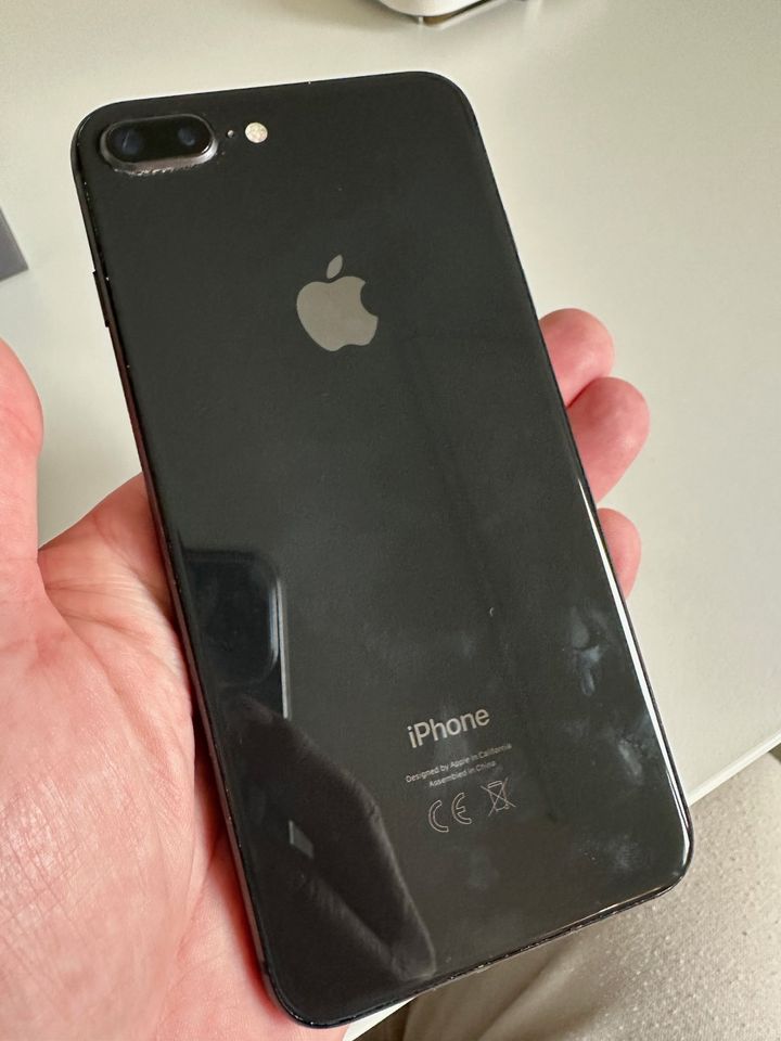 iPhone 8 Plus 64 Gb schwarz + neues Apple Silicone Case in Rastatt