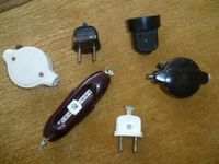 Retro Konvolut 6 Bakelit-Stecker und Schalter Niedersachsen - Holzminden Vorschau