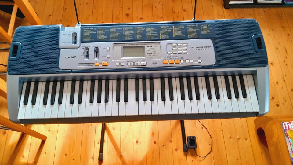 Casio Keyboard LK-110 voll funktionstüchtig inkl. Zubehör in Solingen