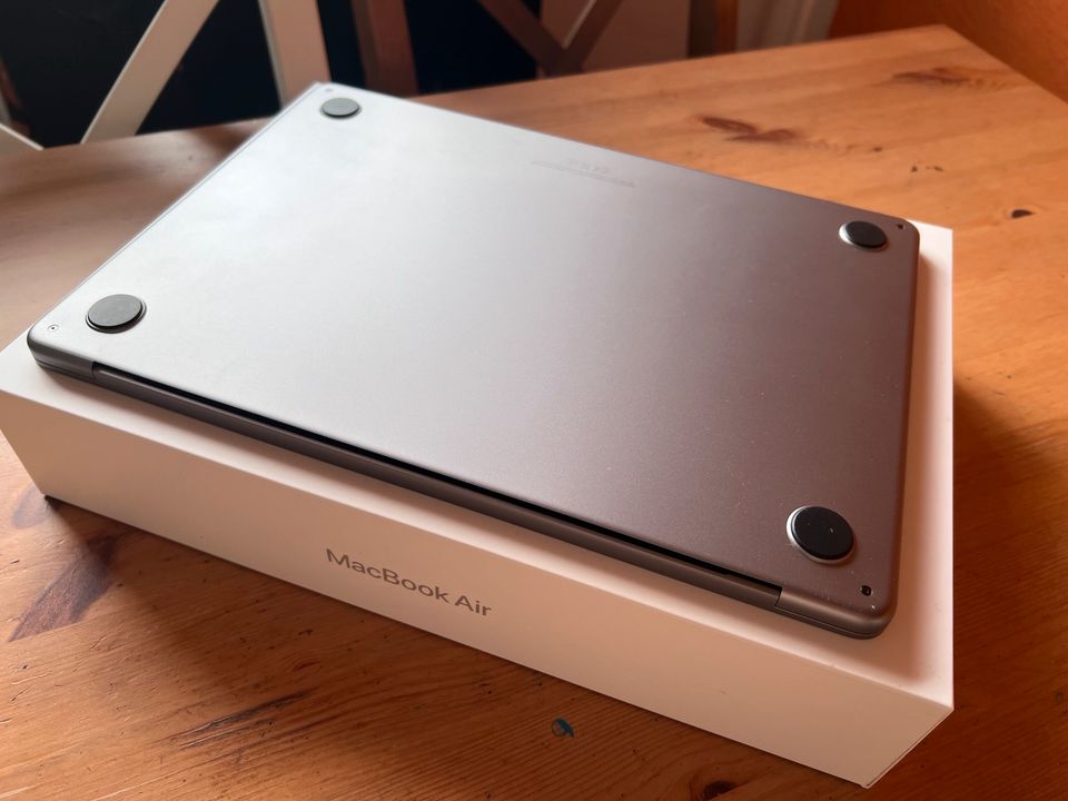 MacBook Air Laptop 2023 mit M2 Chip in Berlin
