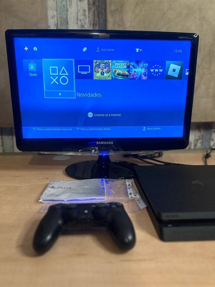 Playstation 4 mit controller und TV in Köln