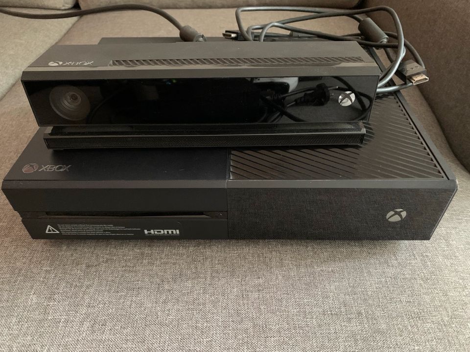 Xbox One 500 GB mit 2 Controllern & Kinect in München