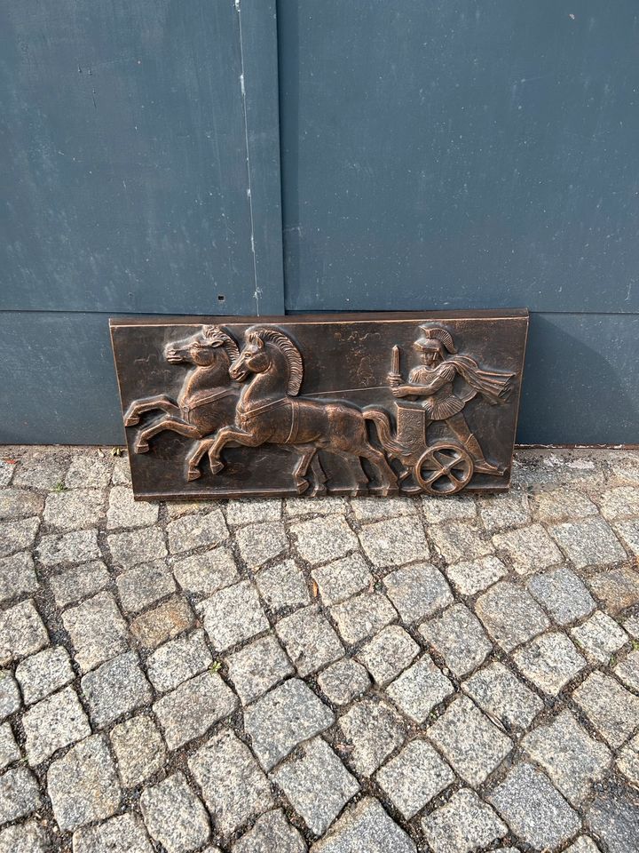 Altes DDR Relief Wandbild, Römischer Kampfwagen, Relief, DDR in Strahwalde