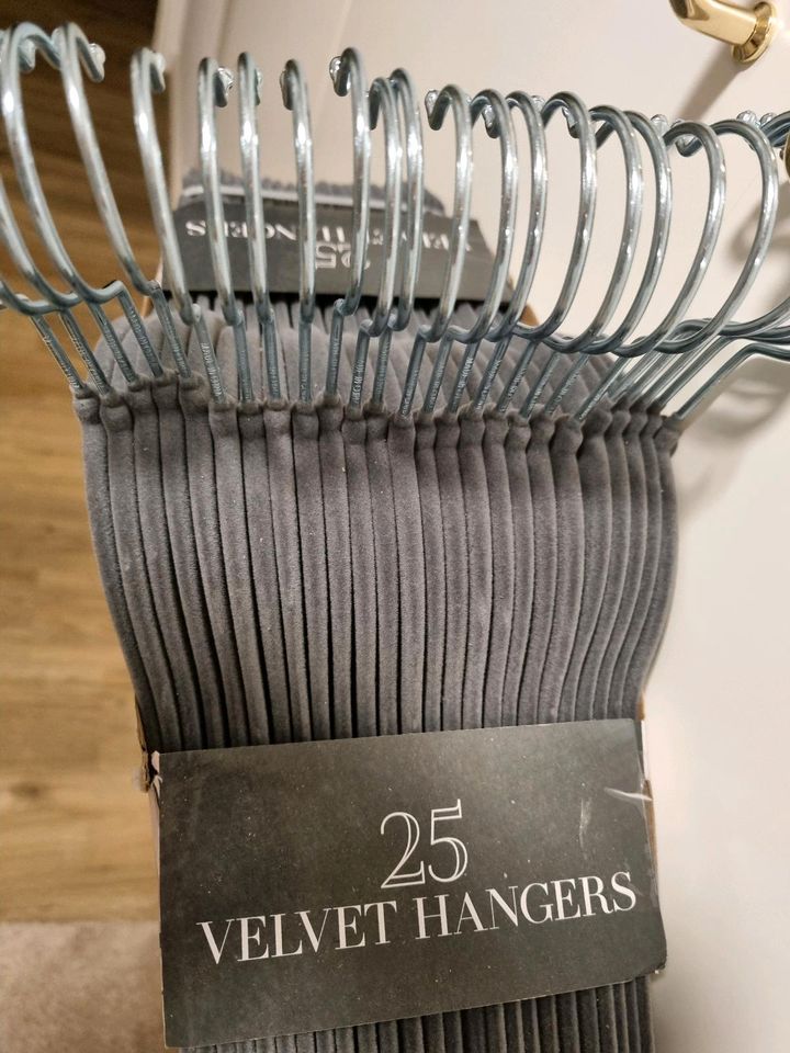 Simplify samt kleiderbügel grau velvet 25 Stück Kleiderschrank in Pfungstadt