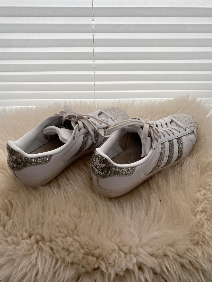 Adidas Superstar weiß/silber Gr. 40 in Emsdetten