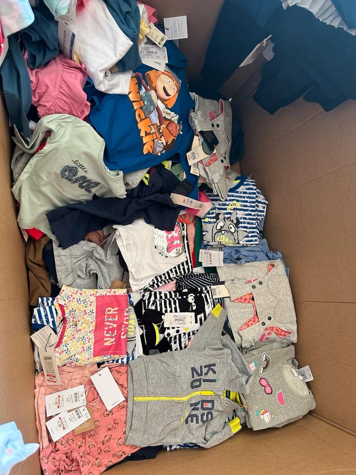 Kinderkleidung Restposten 500 Stück Hose T-Shirt Pullover in Seelow