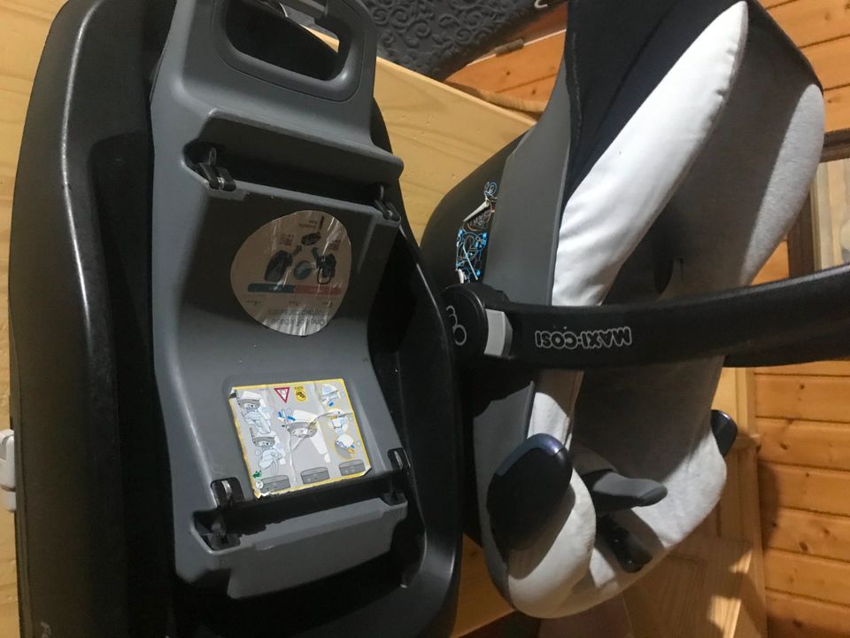 Babyschale Maxi Cosi Pebble mit Iso-Fix Station FamiliyFix in Essen