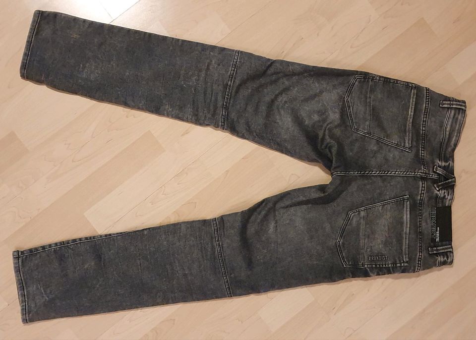 Schwarz/grau Stretchjeans 33/34 in Obertshausen