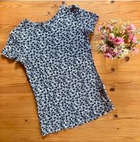 Shirt mit schwarzem Blumenmuster Gr. 36 aus Viskose und Elastan Thüringen - Jena Vorschau