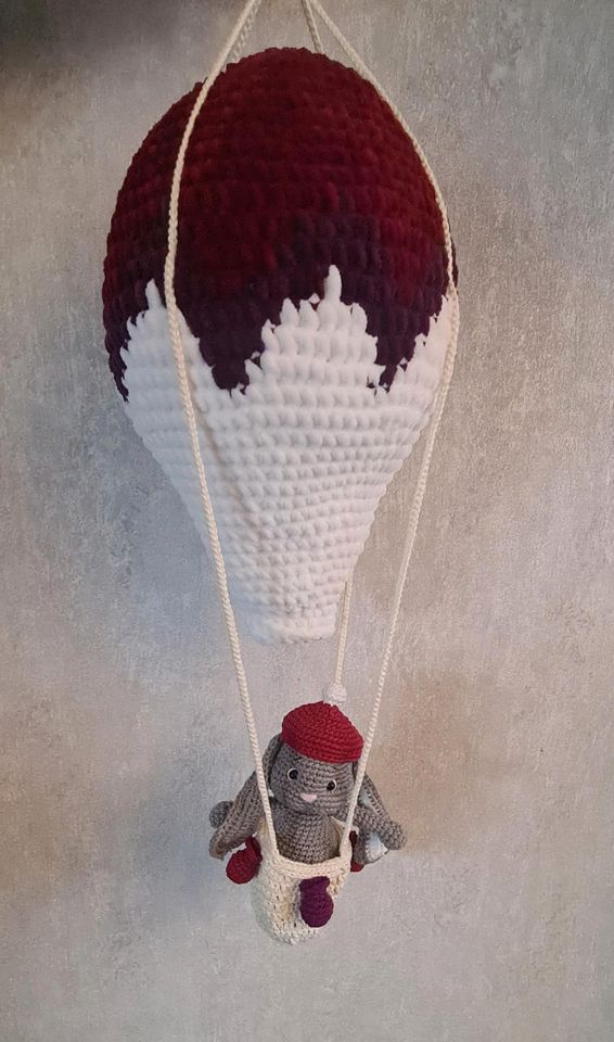 Heißluftballon mit Fuchs oder Hase als Passagier, gehäkelt in Bochum