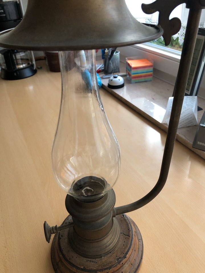 Lampe/ Messing/  Tischlampe/alt sehr dekorativ/ Glasschirm in Iserlohn