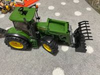 Bruder Spielzeug John Deere Traktor mit Gabel und Anhänger Aachen - Aachen-Haaren Vorschau