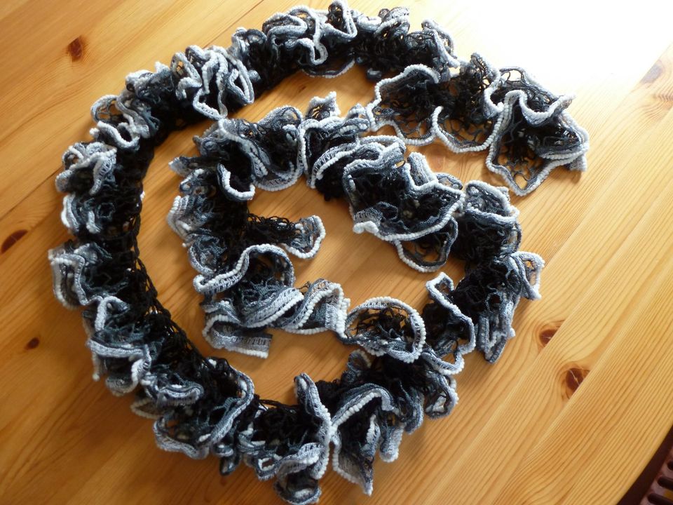 Wollschal verspielt handgestrickt schwarz grau weiß in Niestetal