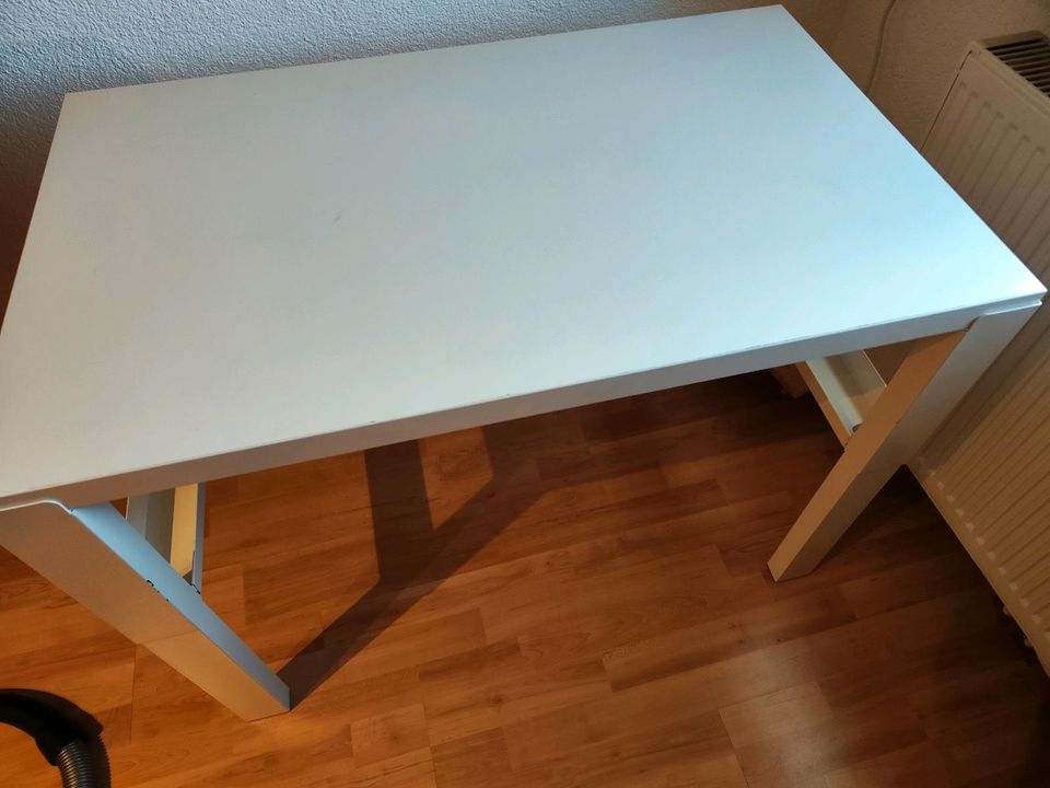 Kinderschreibtisch höhenverstellbar mit Stuhl Ikea in Schöffengrund