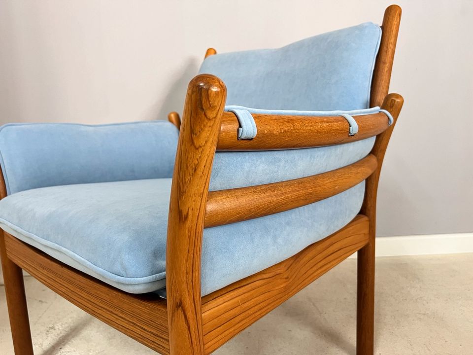 Teak Vollholz Sessel mit Armlehnen Illum Wikkelso Designersessel Holzsessel Polster hellblau babyblau Mid Century Design Dänemark Vintage 60er Jahre in Berlin