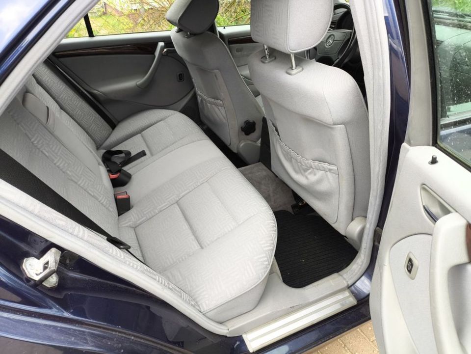 Mercedes C180 Automatik Elegance 2xPDC Scheibedach Klima Tempomat in Tantow