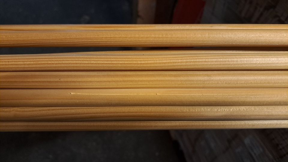 20 Stück ca. 12x2500 mm Kiefer Massivholz Leisten (Stück 1,25 €) unbehandelt Holzleisten Rundstab Rundstäbe Rundleiste Bastlerleisten Restposten in Hahn am See