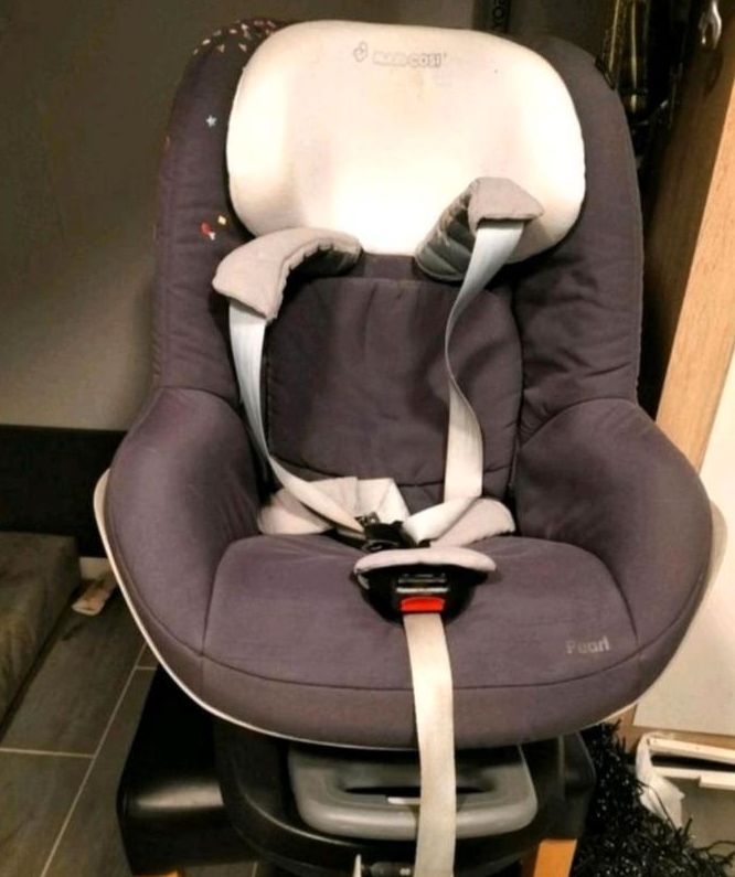 Kindersitz Maxi Cosi Pearl mit Frottee Bezug Familiefix Station in Braunfels