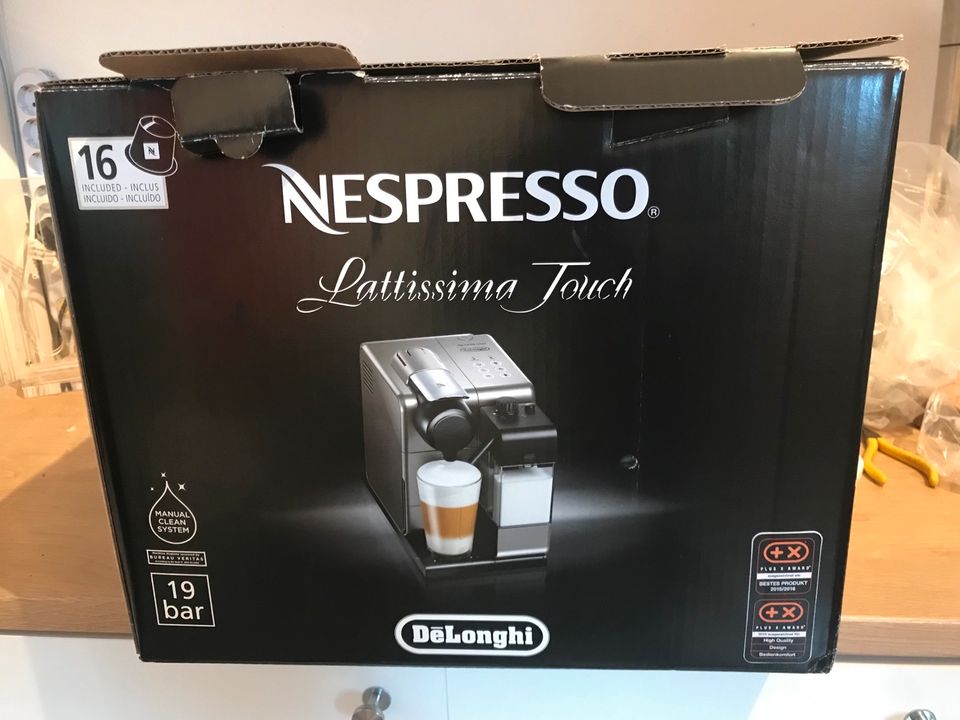 Nespresso Lattissima Touch mit Karton in Frankfurt am Main