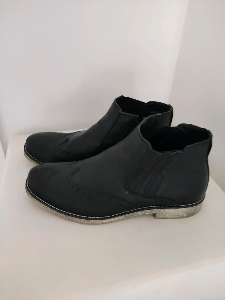 Neuwertige Herren Boots Stiefel schwarz Größe 42 in Inden