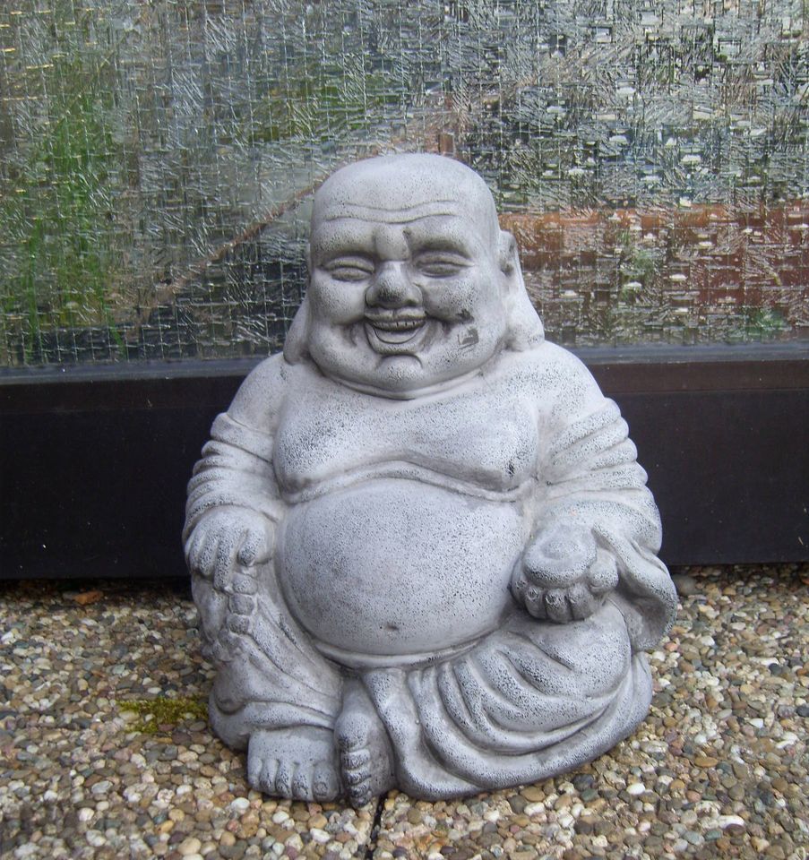 Lachender fröhlicher Buddha Glücksbuddha Glücksgott Hotei Budai in Vaihingen an der Enz