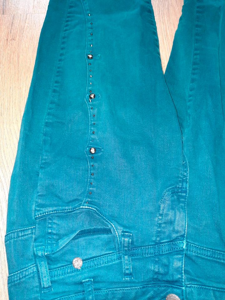 Gr 40 Tredy Jeans Trendfarbe Petrol Strech Hingucker coole Tasche in Aurich